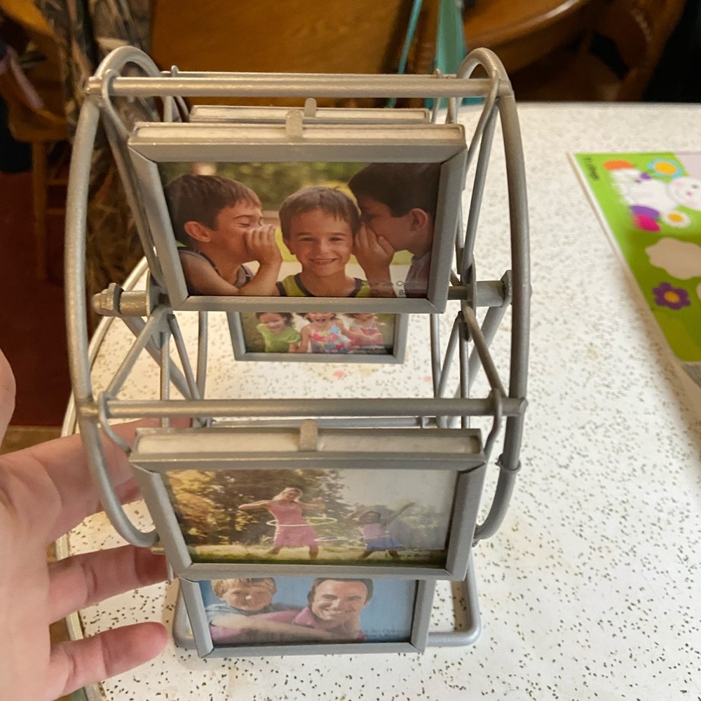 Rotating Ferris Wheel Picture Frame